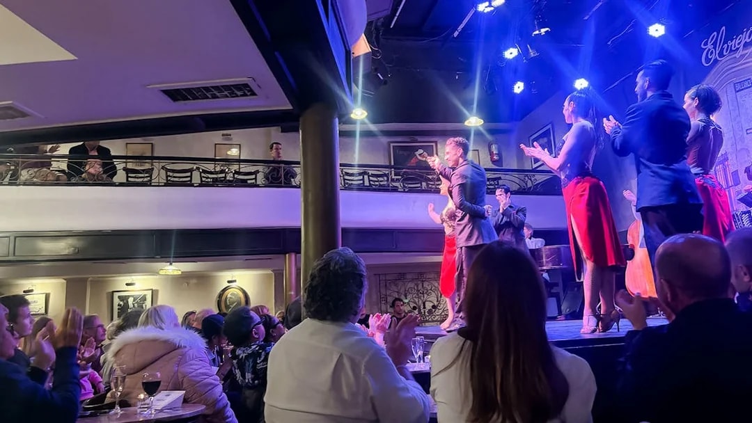 Tango performance at El Viejo Almacén with audience clapping in Buenos Aires.