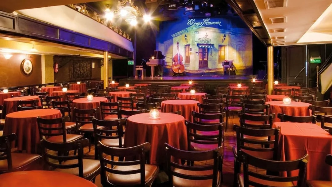 El Viejo Almacén Tango seating area with stage and red tablecloths.