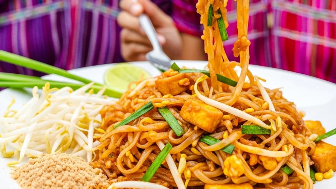 Traditional Thai pad thai with tofu and bean sprouts on a plate.
