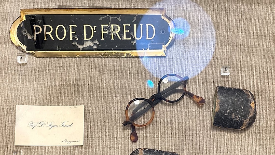 Sigmund Freud's nameplate, glasses, and personal items at Sigmund Freud Museum.