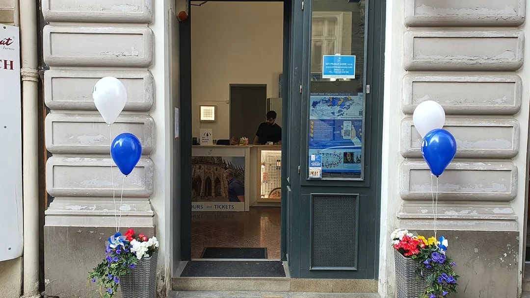 Ticket office entrance for Prague Castle, Jewish Town, and Astronomical Clock tours.