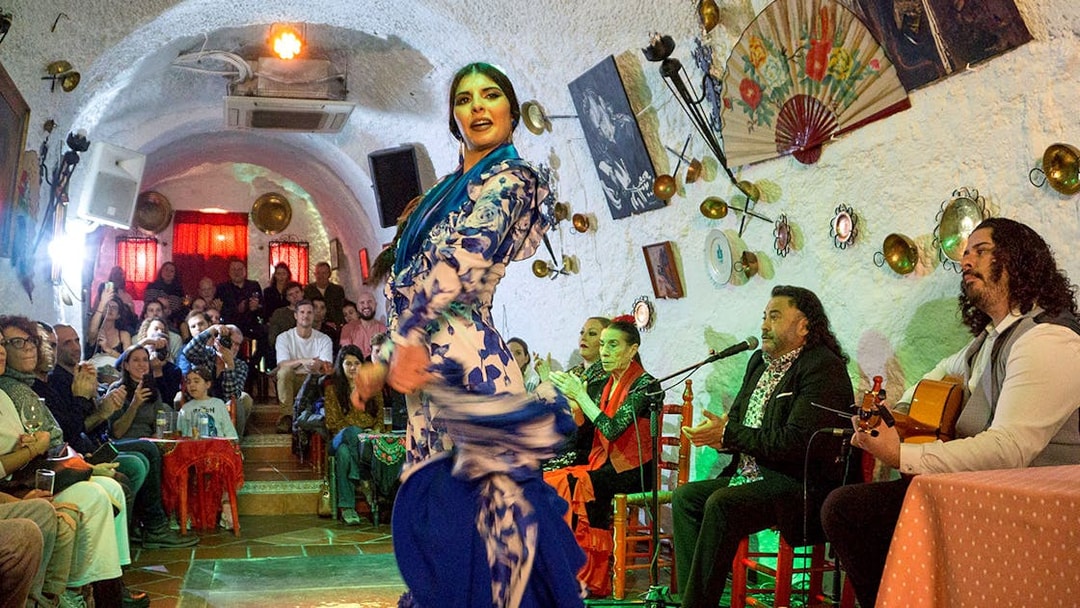 Flamenco dancer performing for visitors at Flamenco Cuevas Los Tarantos, Granada.