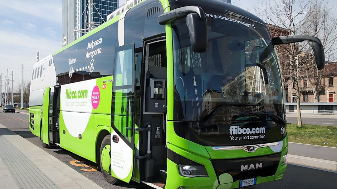 Green shuttle bus for one-way tickets from Frankfurt Hahn Airport to Frankfurt City.