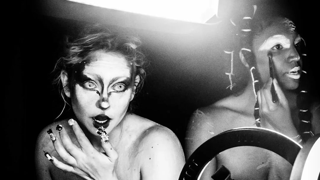 Two performers applying makeup backstage at Fotografiska Berlin's "Le bal infernal" by Benita Suchodrev.