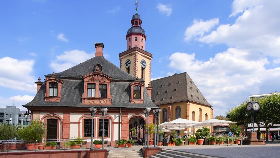 Hauptwache building and clock tower in Frankfurt under a blue sky.