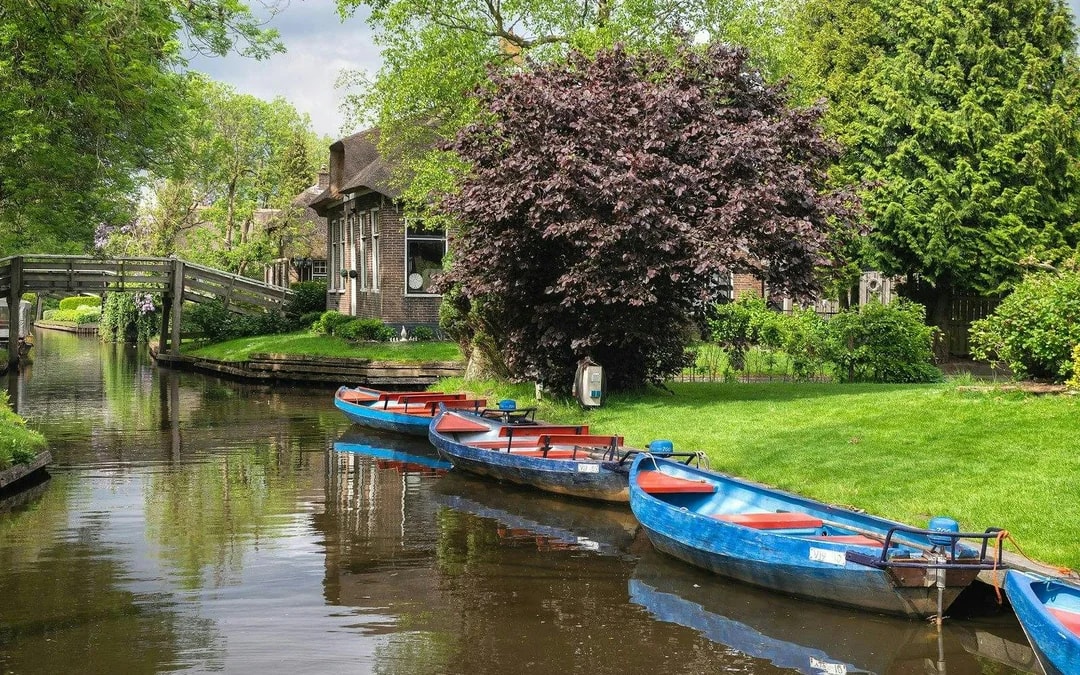 From Amsterdam: Private Day Trip to Giethoorn or Zaanse Schans Windmills Image 6
