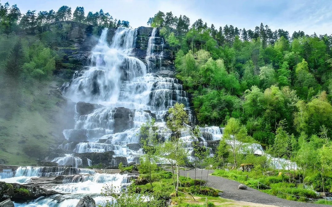 From Bergen: Nærøyfjord Cruise, Flåm, and Stegastein Guided Bus Tour Image 9