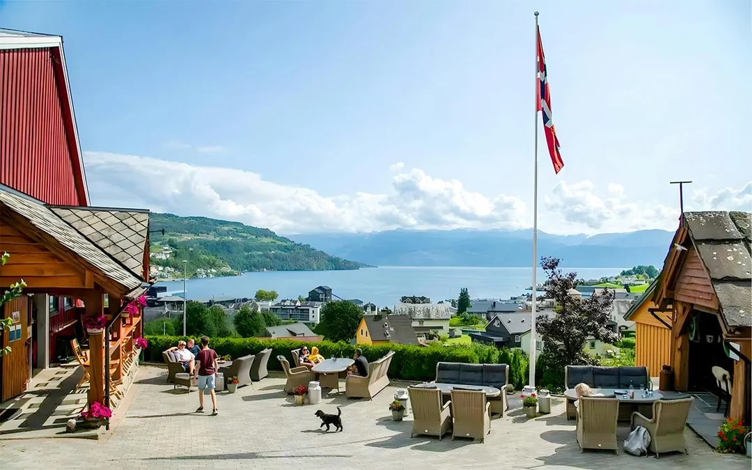 Courtyard in Øystese with views of Hardangerfjord and surrounding mountains.