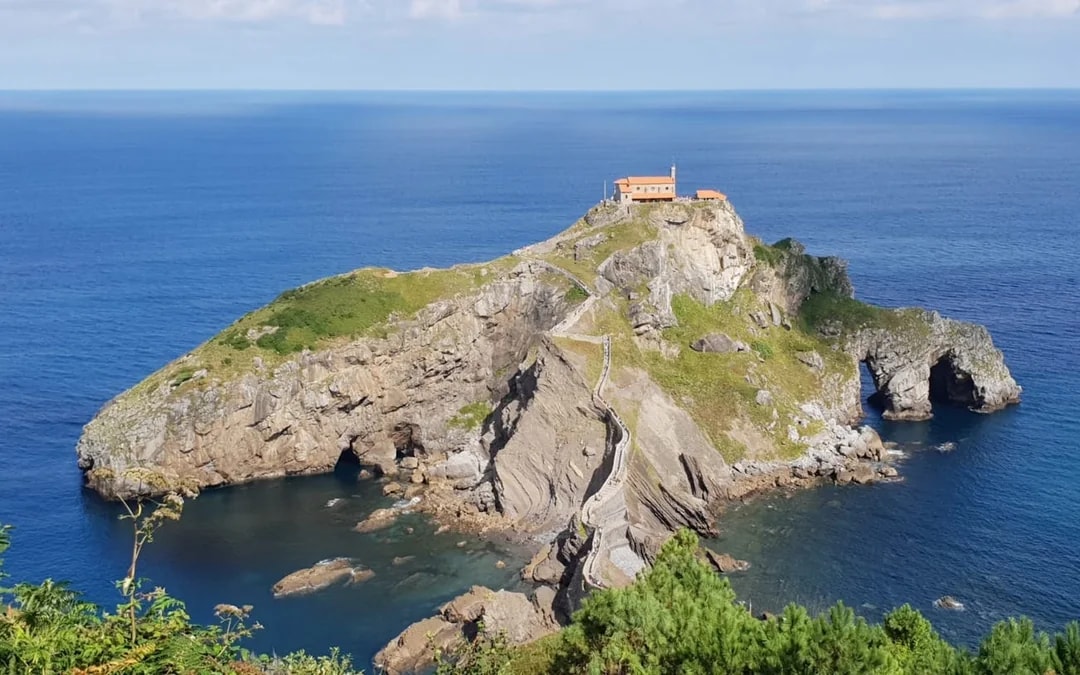 From Biarritz: Gaztelugatxe, Bilbao & Guggenheim Museum Tour Image 3