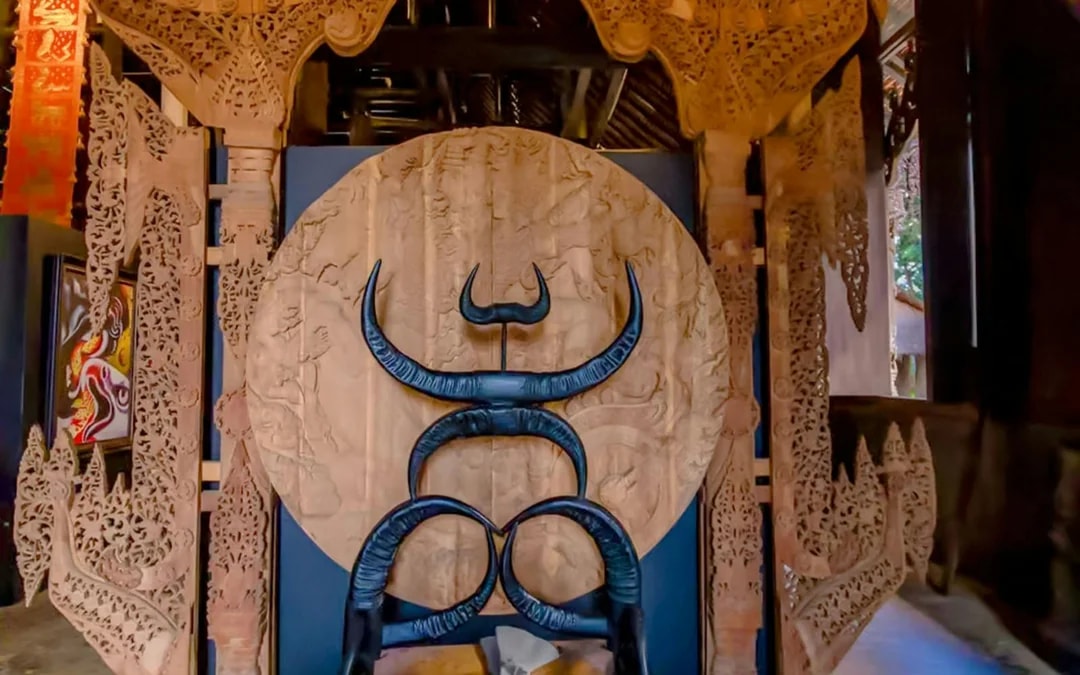 From Chiang Mai: Hot Springs and Chiang Rai White, Black & Blue Temple Day Tour with Lunch & Hotel Transfers Image 11