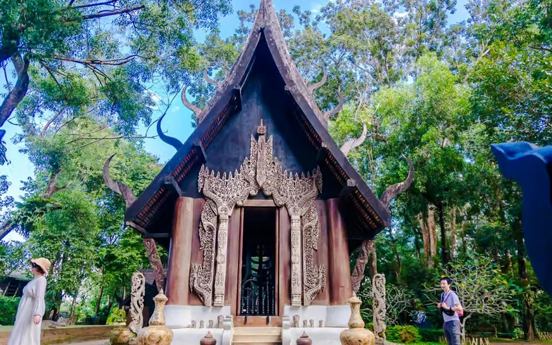 From Chiang Mai: Hot Springs and Chiang Rai White, Black & Blue Temple Day Tour with Lunch & Hotel Transfers Image 9