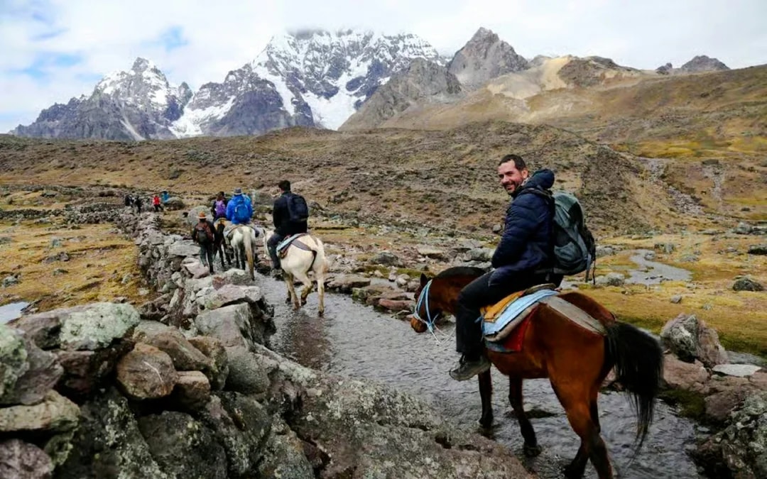 From Cusco: Full-Day 7 Lakes of Ausangate Horseback Riding Tour with Breakfast and Lunch. Image 3