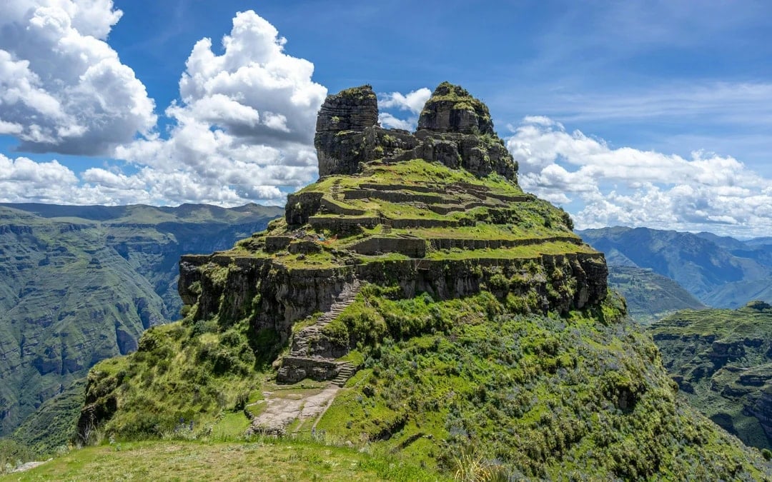 From Cusco: Full-Day Guided Hiking Tour to Waqrapukara Image 1