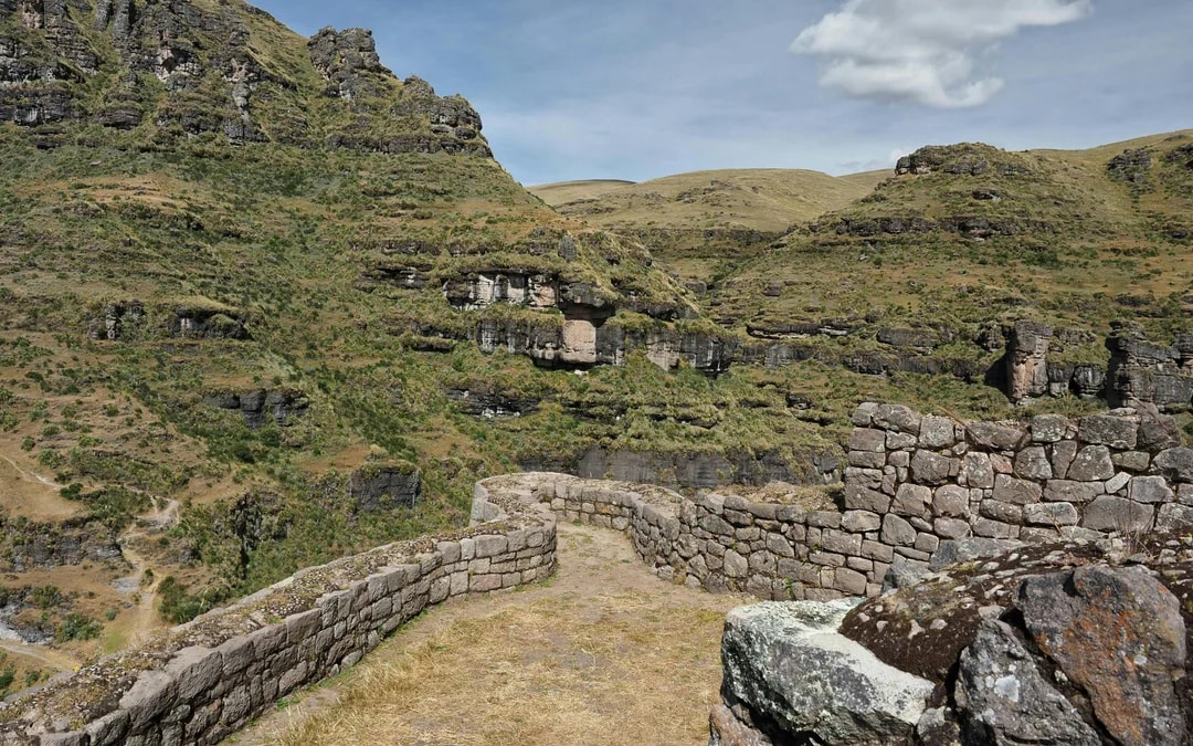 From Cusco: Full-Day Guided Hiking Tour to Waqrapukara Image 6