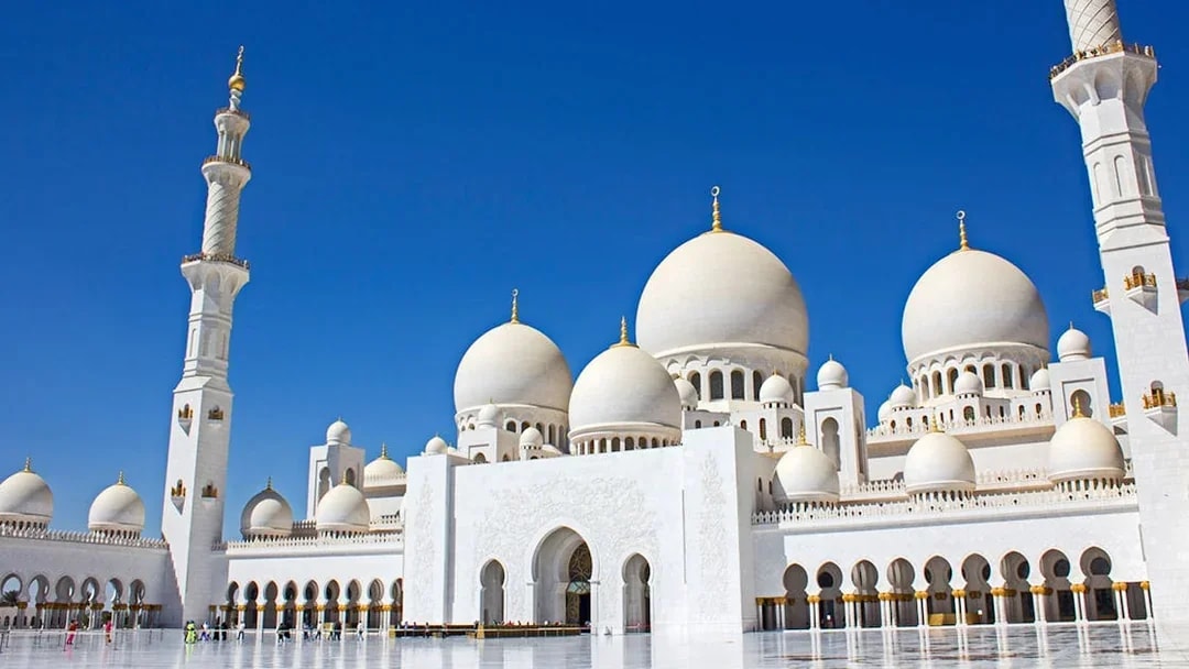 Sheikh Zayed Grand Mosque in Abu Dhabi with blue sky background.