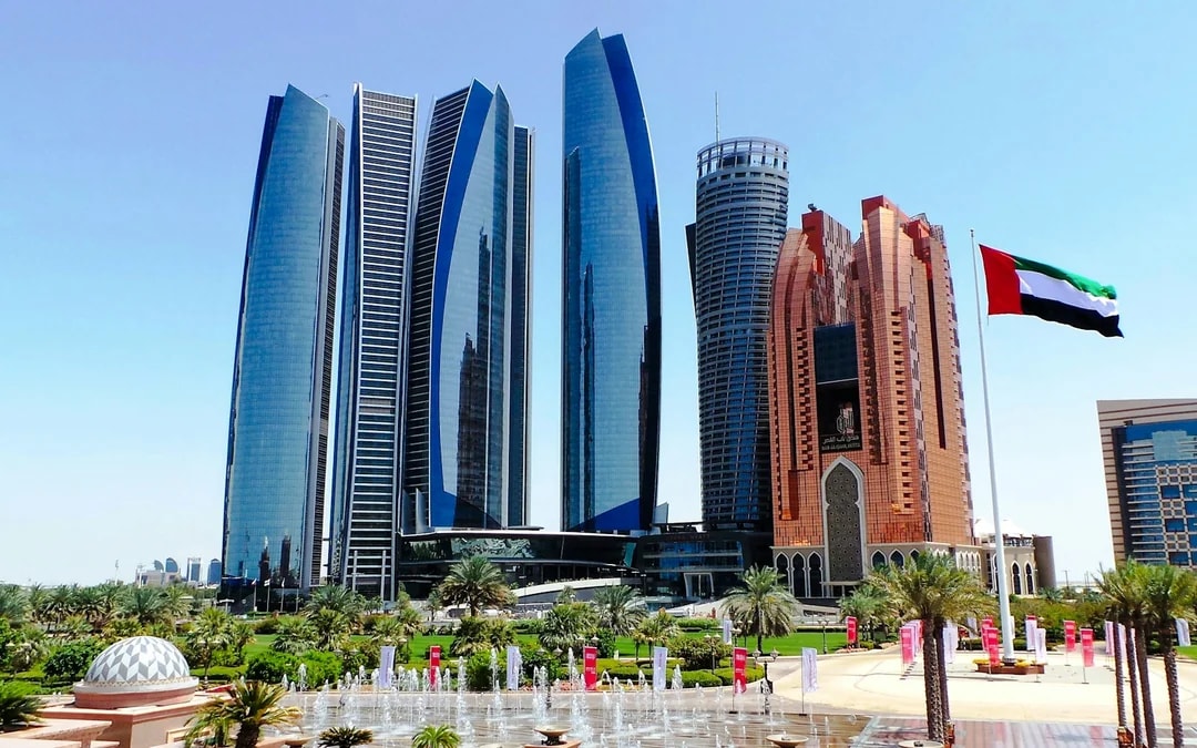 From Dubai: Abu Dhabi Heritage & Culture Tour with Sheikh Zayed Grand Mosque & Souq Image 3