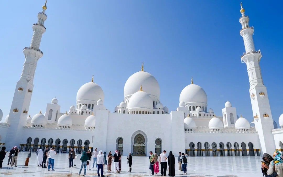 From Dubai: Abu Dhabi Heritage & Culture Tour with Sheikh Zayed Grand Mosque & Souq (Headout 52358)