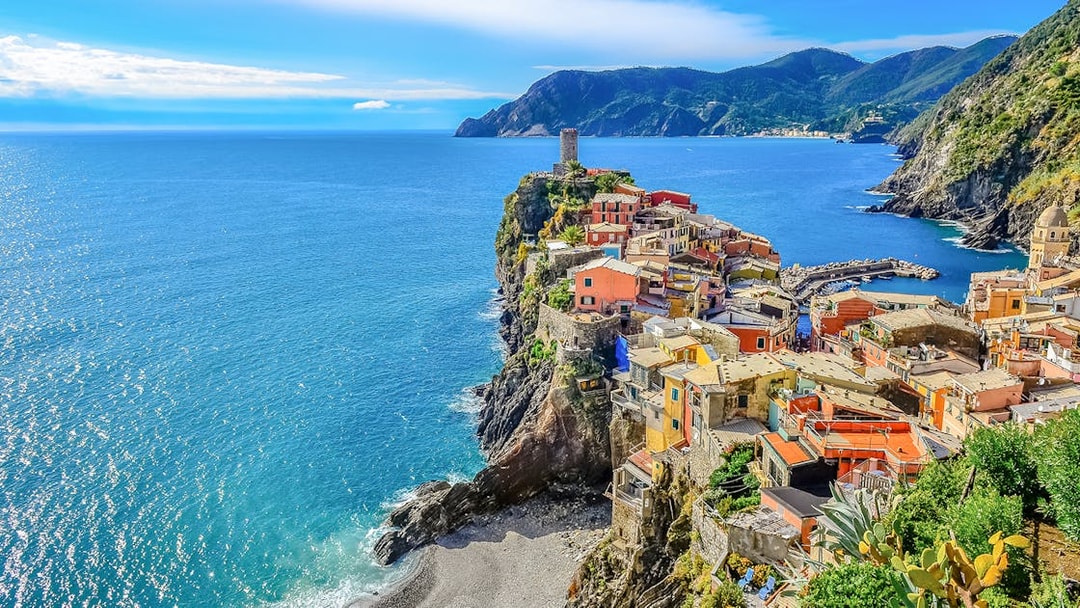Colorful cliffside village of Vernazza overlooking the sea in Cinque Terre, Italy.
