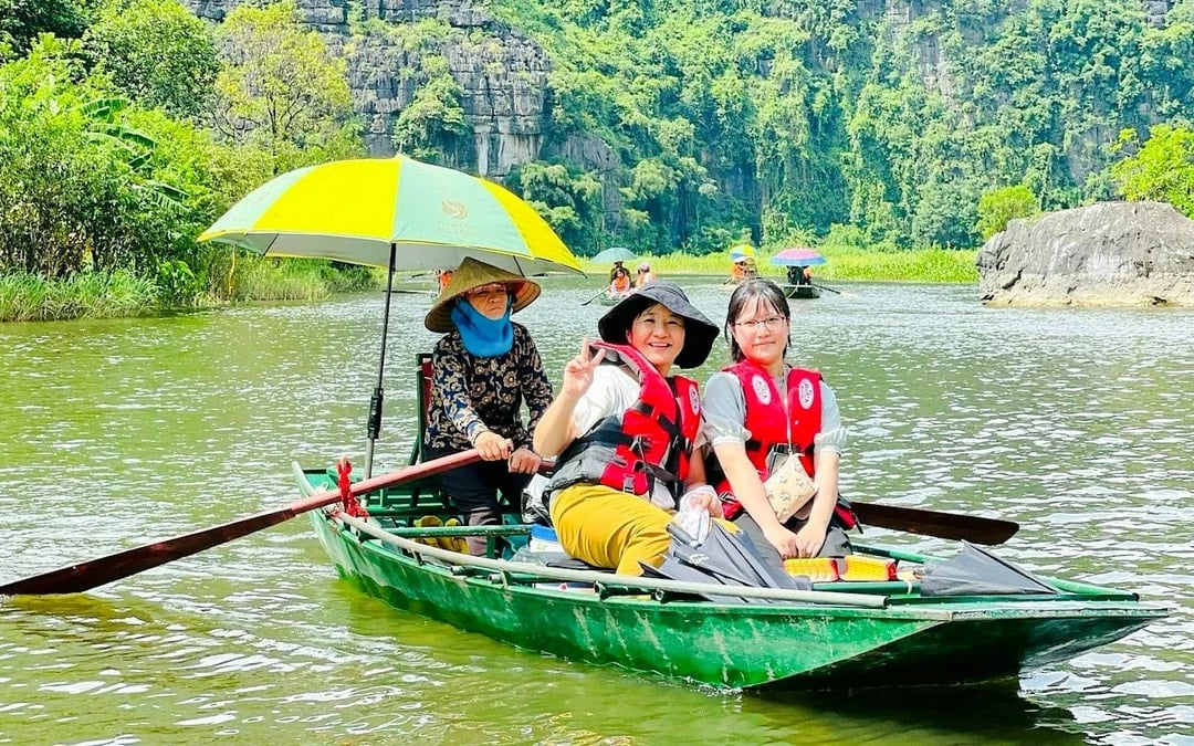 From Hanoi: Ninh Binh Small-Group Day Trip to Hoa Lu, Tam Coc or Trang An, and Mua Cave