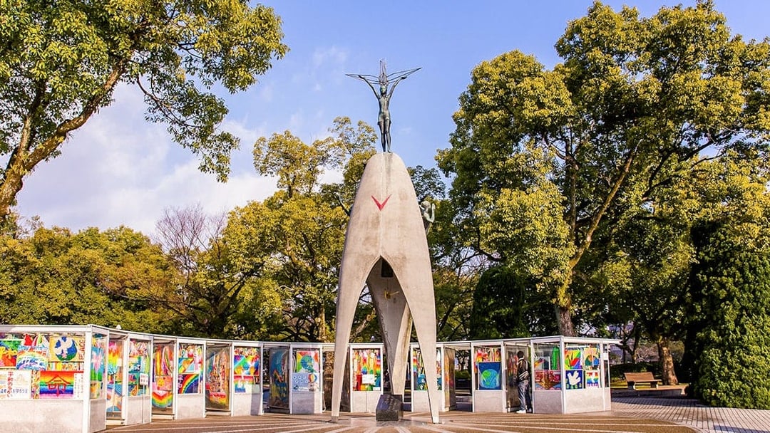 From Hiroshima: Hiroshima & Miyajima Small Group Tour with Professional Photos