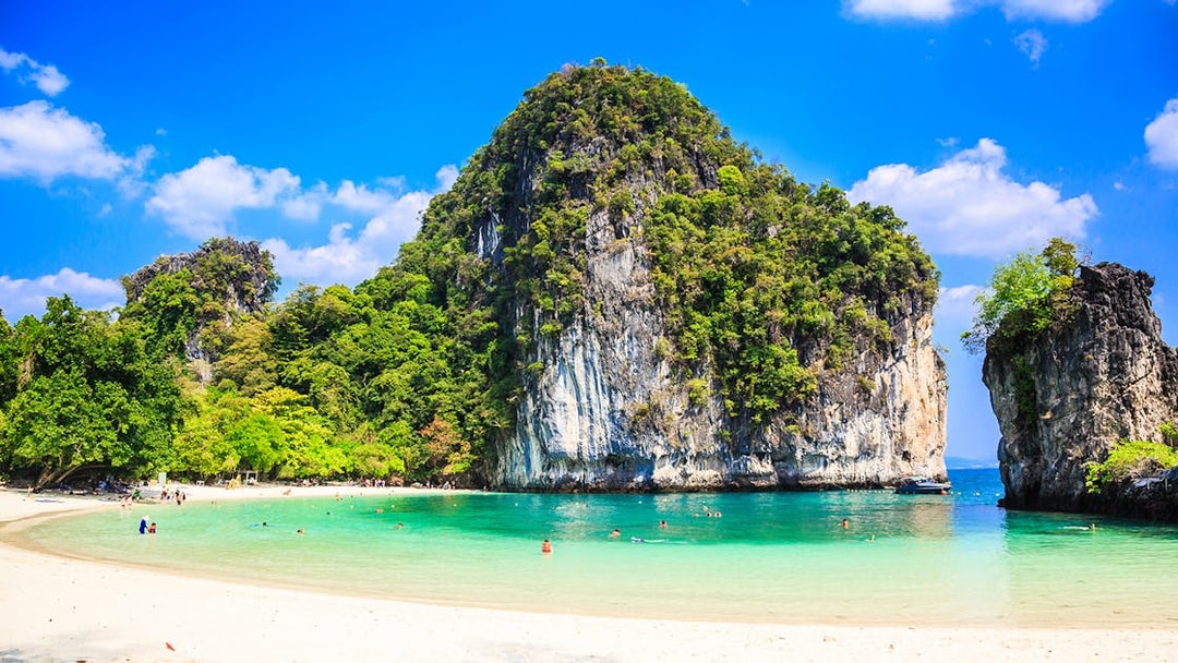 Hong Islands lagoon with limestone cliffs and turquoise water, Krabi.