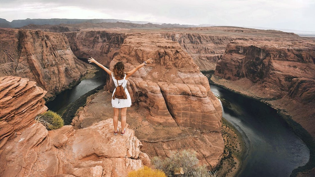 Tourist overlooking Horseshoe Bend during Lower Antelope Canyon day tour from Las Vegas.