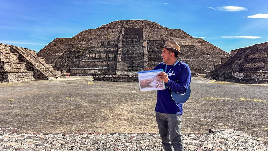 Tour guide at Teotihuacan Pyramid, Mexico, explaining site details.