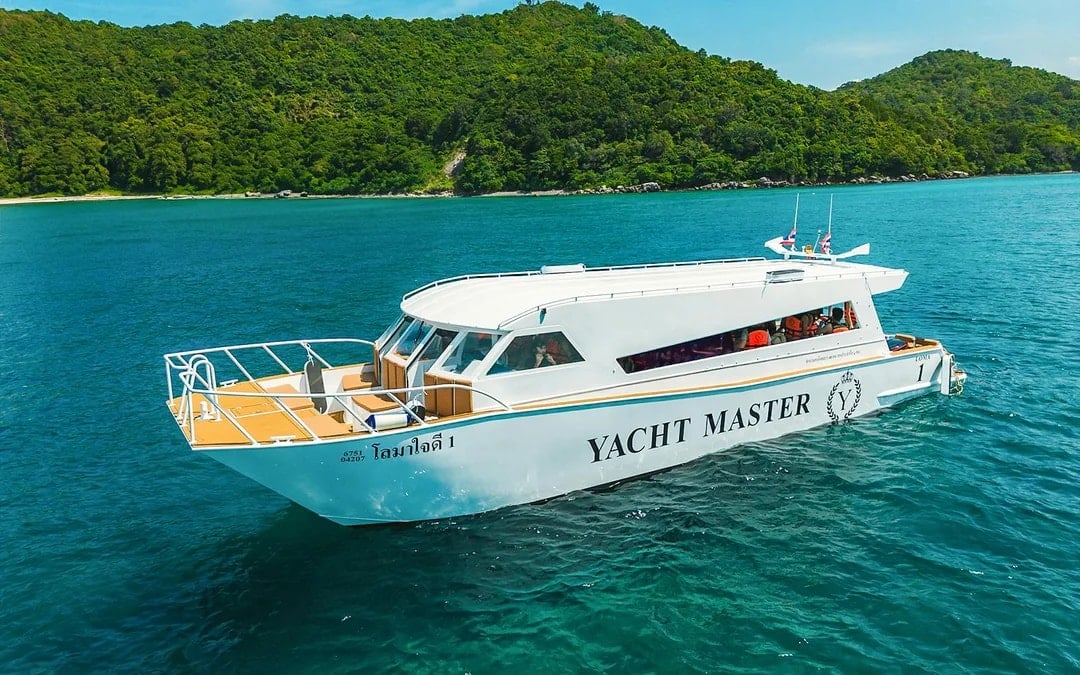 From Phuket: Sunset Tour of Phi Phi, Maya Bay & Bamboo Island by Premium Speed Catamaran with Lunch & Hotel Transfers