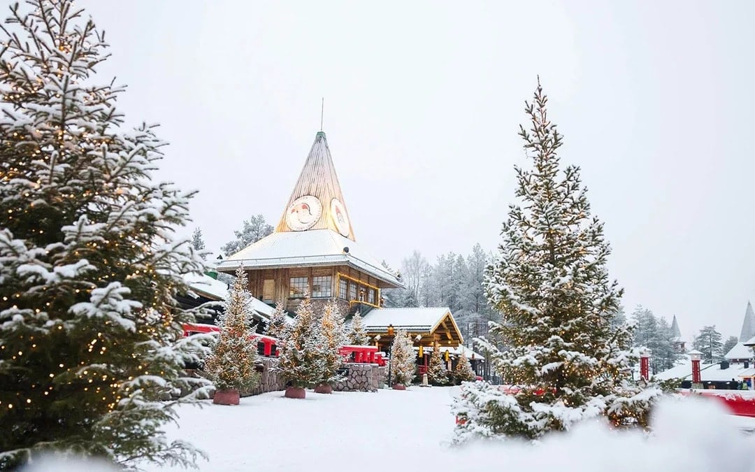 From Rovaniemi: The Highlights Tour: Santa Claus Village, Husky & Reindeer Sledding Image 1
