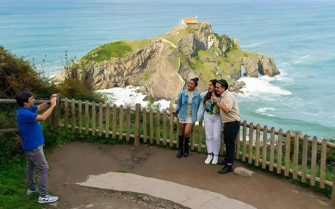 From San Sebastian: Gaztelugatxe & Bilbao Tour Image 3