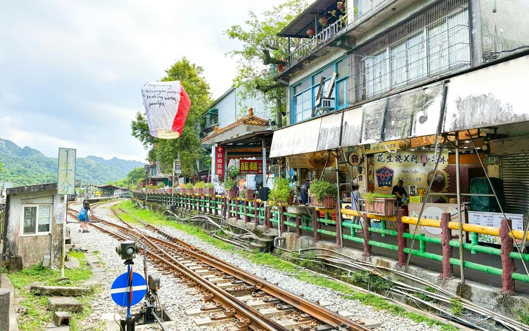 From Taipei: Yehliu, Jiufen & Shifen Day Tour  Image 5