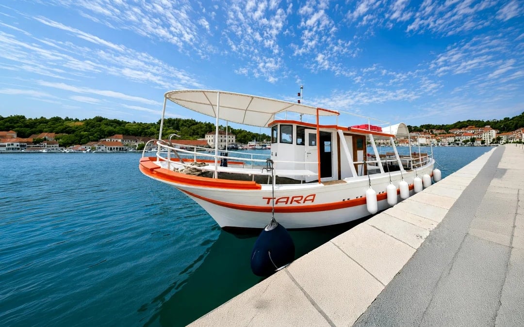 From Trogir: Blue Lagoon & Maslinica Boat Tour with Lunch