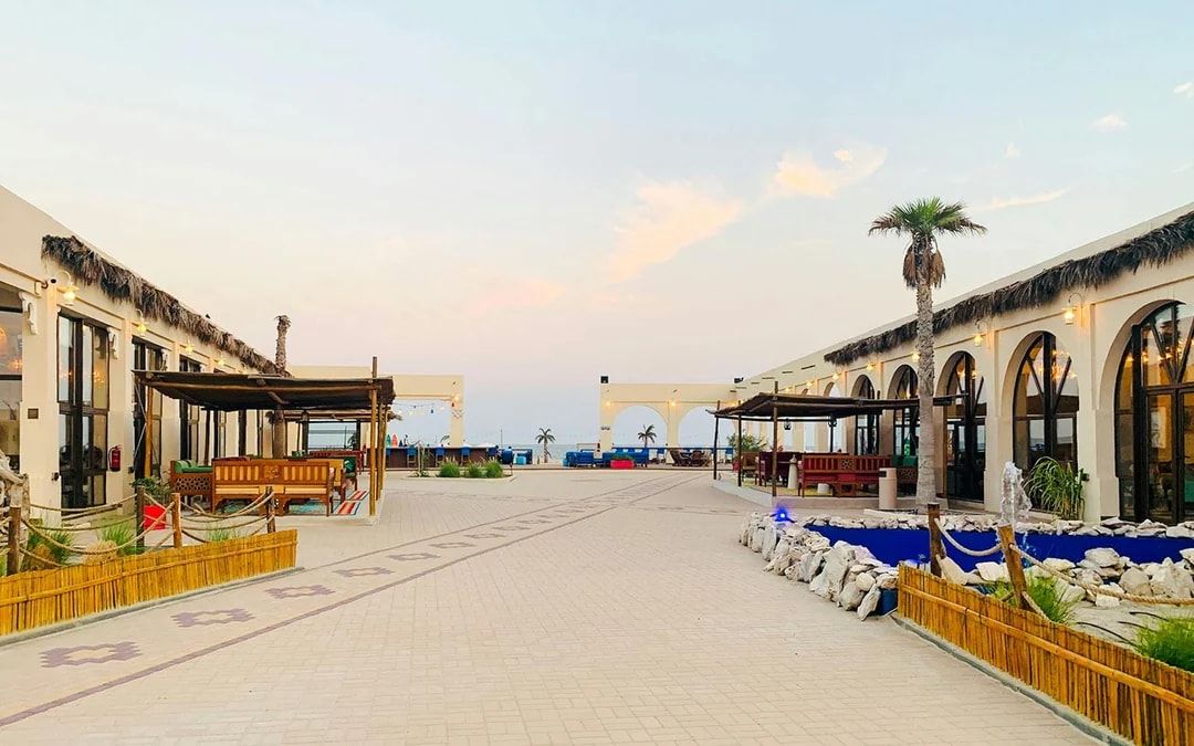 Full-Day Desert Safari with Dune Bashing, Al Majles Resort Day Pass & Lunch Image 8