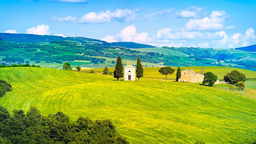 Val D’Orcia landscape with chapel and rolling hills on full-day tour.