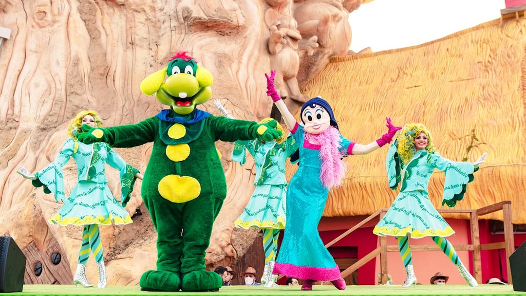 Costume performers on stage at Gardaland Park.