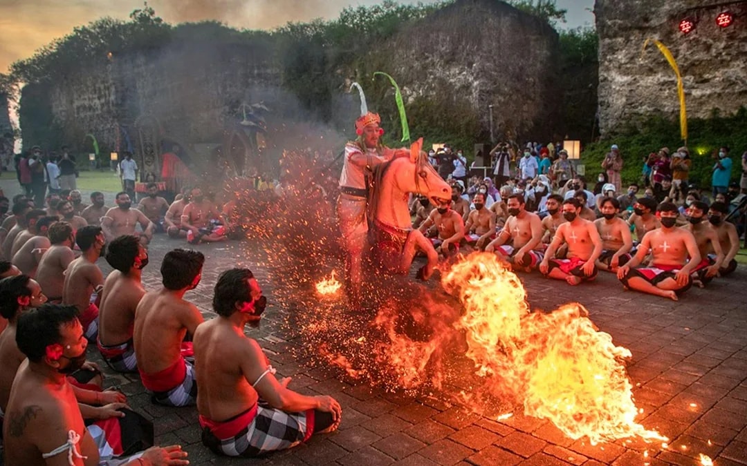 Garuda Wisnu Kencana at Night: Baraong Show Tickets Image 1