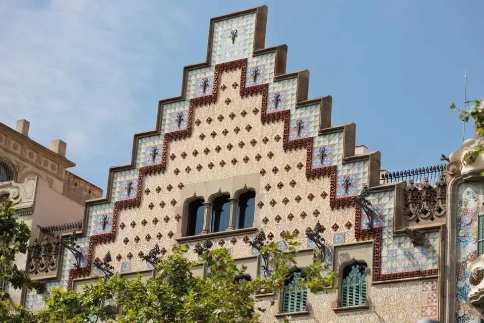 Go City | Barcelona Explorer Pass (Choose 2-7 attractions including Sagrada Familia Tour & Park Guell Tour)