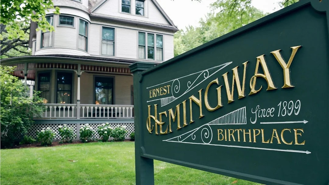 Ernest Hemingway Birthplace in Chicago with historic house in background.