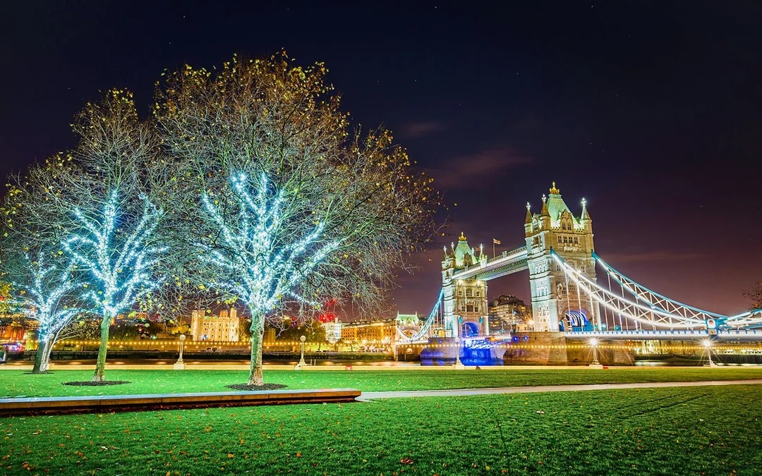 Golden Tours: London Christmas Lights Night Bus Tour Image 5