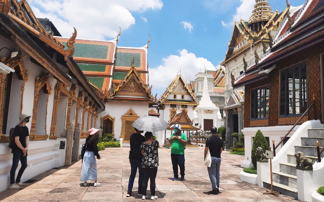 Bangkok Grand Palace and Emerald Buddha – Guided Walking Tour Image 7