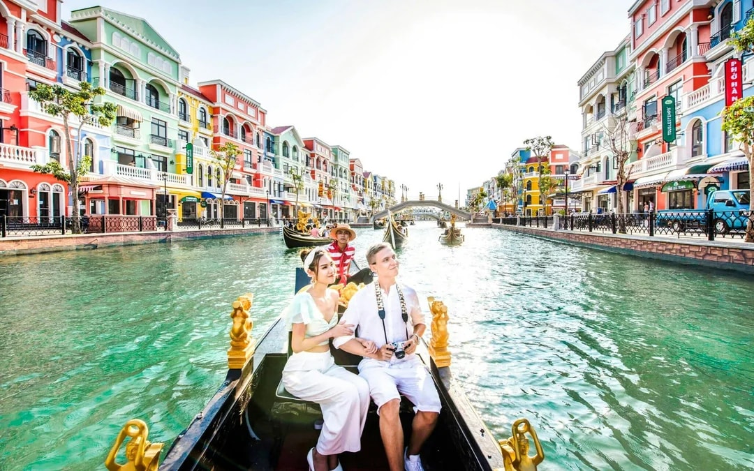 Grand World Phu Quoc Tickets: Teddy Bear Museum, Venice Boat Ride or Quintessence Show Image 2