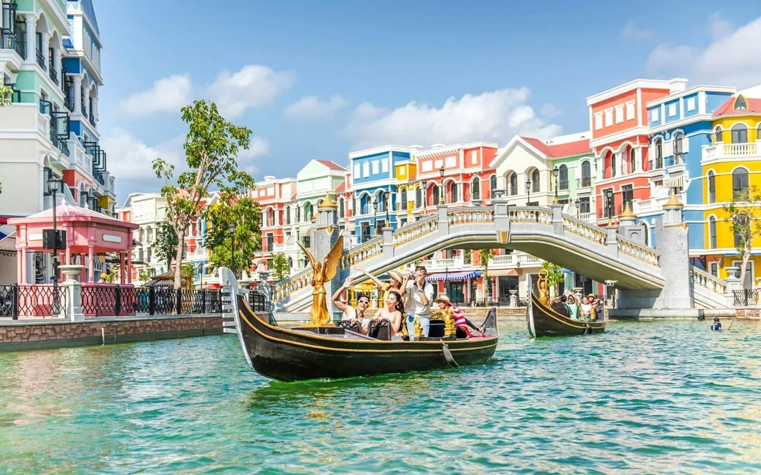 Grand World Phu Quoc Tickets: Teddy Bear Museum, Venice Boat Ride or Quintessence Show Image 9