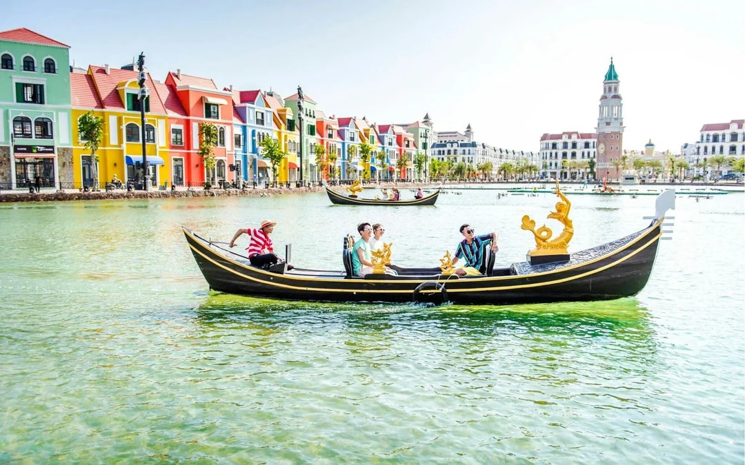 Grand World Phu Quoc Tickets: Teddy Bear Museum, Venice Boat Ride or Quintessence Show Image 10