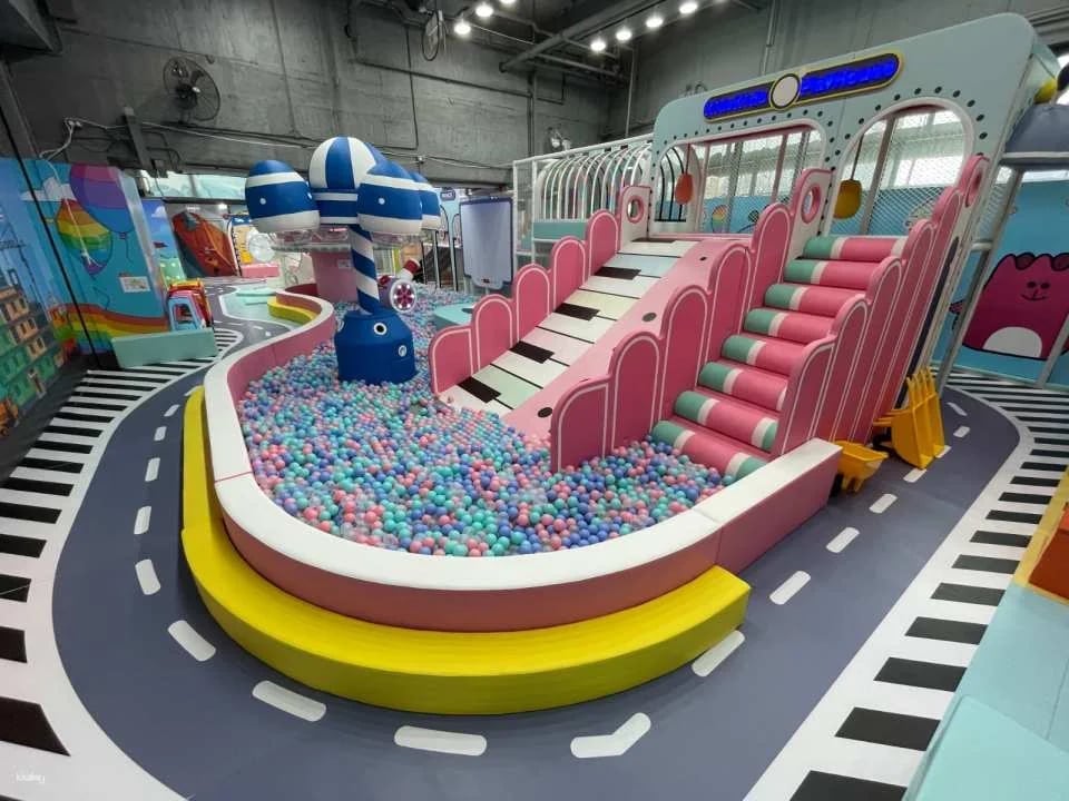 [Great Family Spots in Kowloon Bay] Kids Kids Playhouse | Newly built 7,000 sq ft indoor children's tram depot | Architecture school, maintenance bus station, role-playing firefighter experience | AR motion games | Children's playground | Kowloon Bay Mega box (9th floor)
