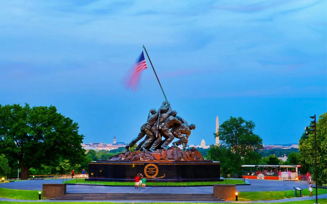 Guided Moonlight Bus Tour of Washington DC Image 7