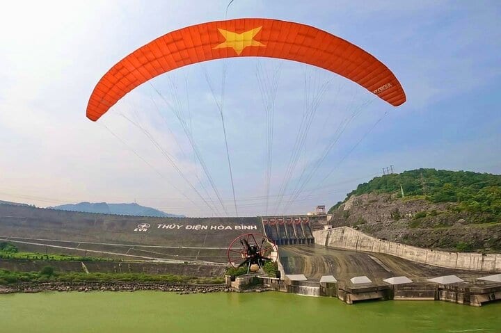 Ha Noi Sky Tour: Paragliding