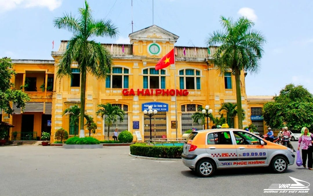 Hai Phong City Tour with Round-Trip Train, Market Tour and Local Meals