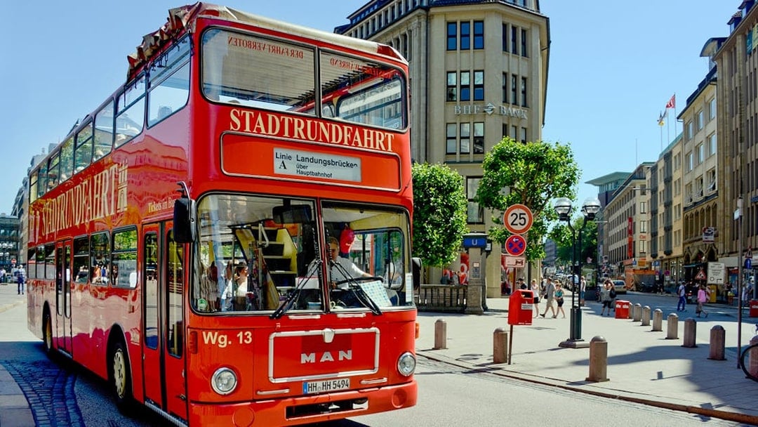 Stadtrundfahrt: 1-Day Hop-On Hop-Off Bus Tour of Hamburg with 1-Hour Alster Lake Cruise