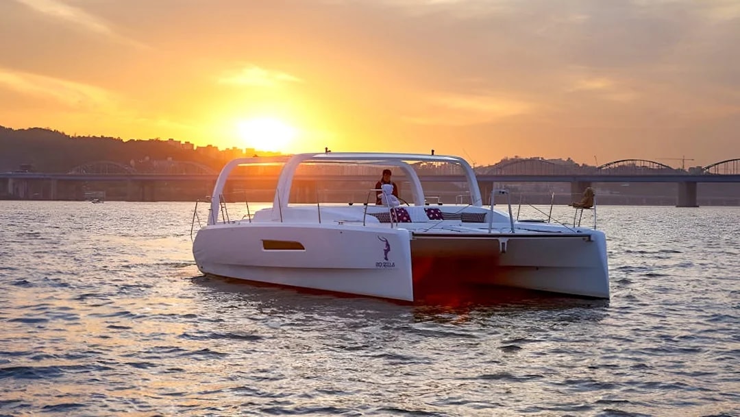 Yacht on Han River at sunset during Marina YachtBoat Experience.