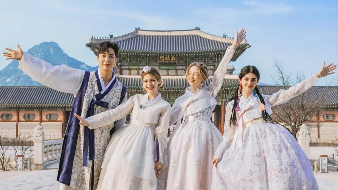Visitors in traditional hanbok at Gyeongbokgung Palace, Seoul.